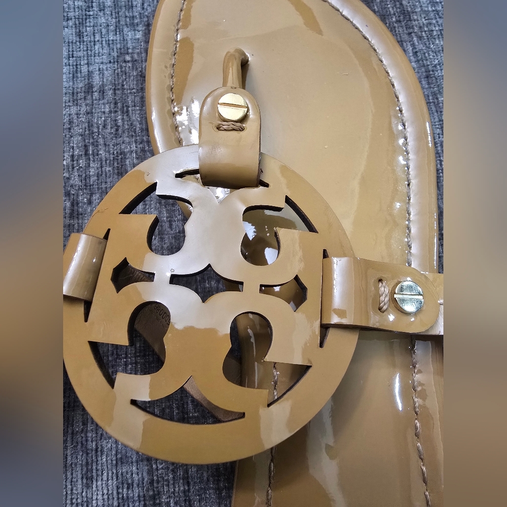 Tory Burch Beige Patent Leather Logo Thong Sandals - Picture 7 of 8